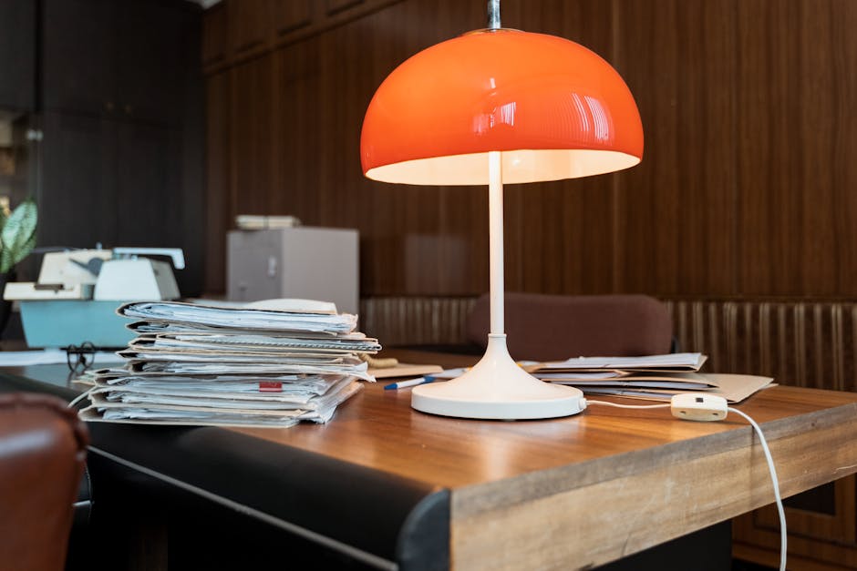 Escritorio con papeles y luz natural